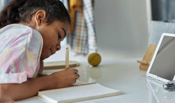 meisje aan bureau - Foto door Julia M Cameron via Pexels