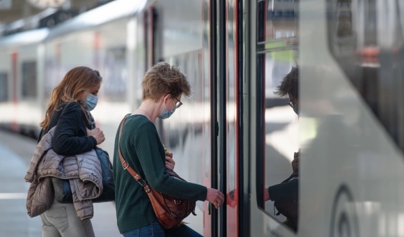 vrouwen stappen in trein (foto: NMBS)
