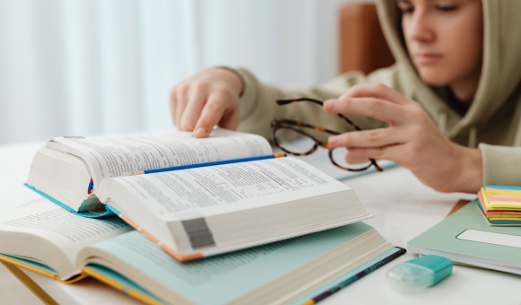 schoolboeken - Foto door Karolina Grabowska via Pexels